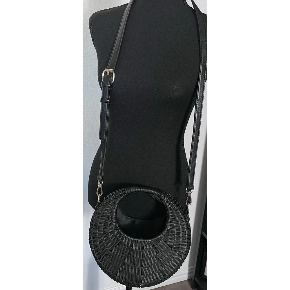 Scoop‎ Black Woven Crescent Crossbody Bag Mini Round Purse Trendy Y2K - Picture 2 of 3